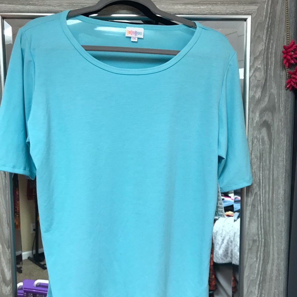 NWT*** 2XL LuLaRoe Gigi Shirt